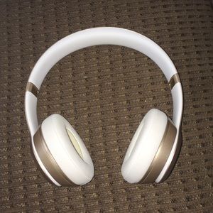 Wireless beats headphones (gold)